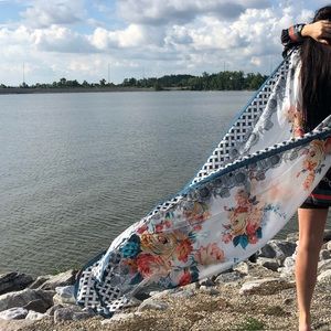 NWT and luxury gift box Scarfling 100% silk wrap